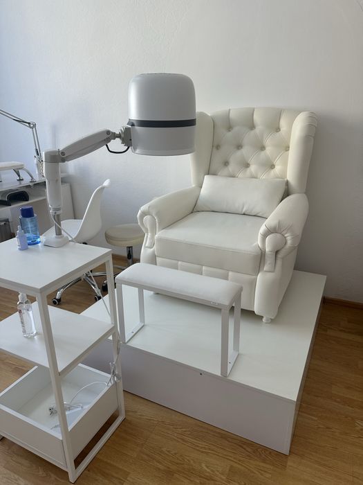 Робочі місця для майстра манікюра/бровиста