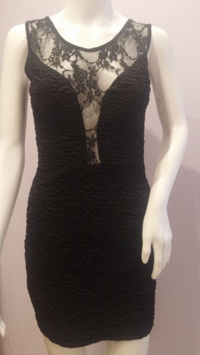 Czarna Dopasowana sukienka z koronkowym dekoltem i plecami Obcisła