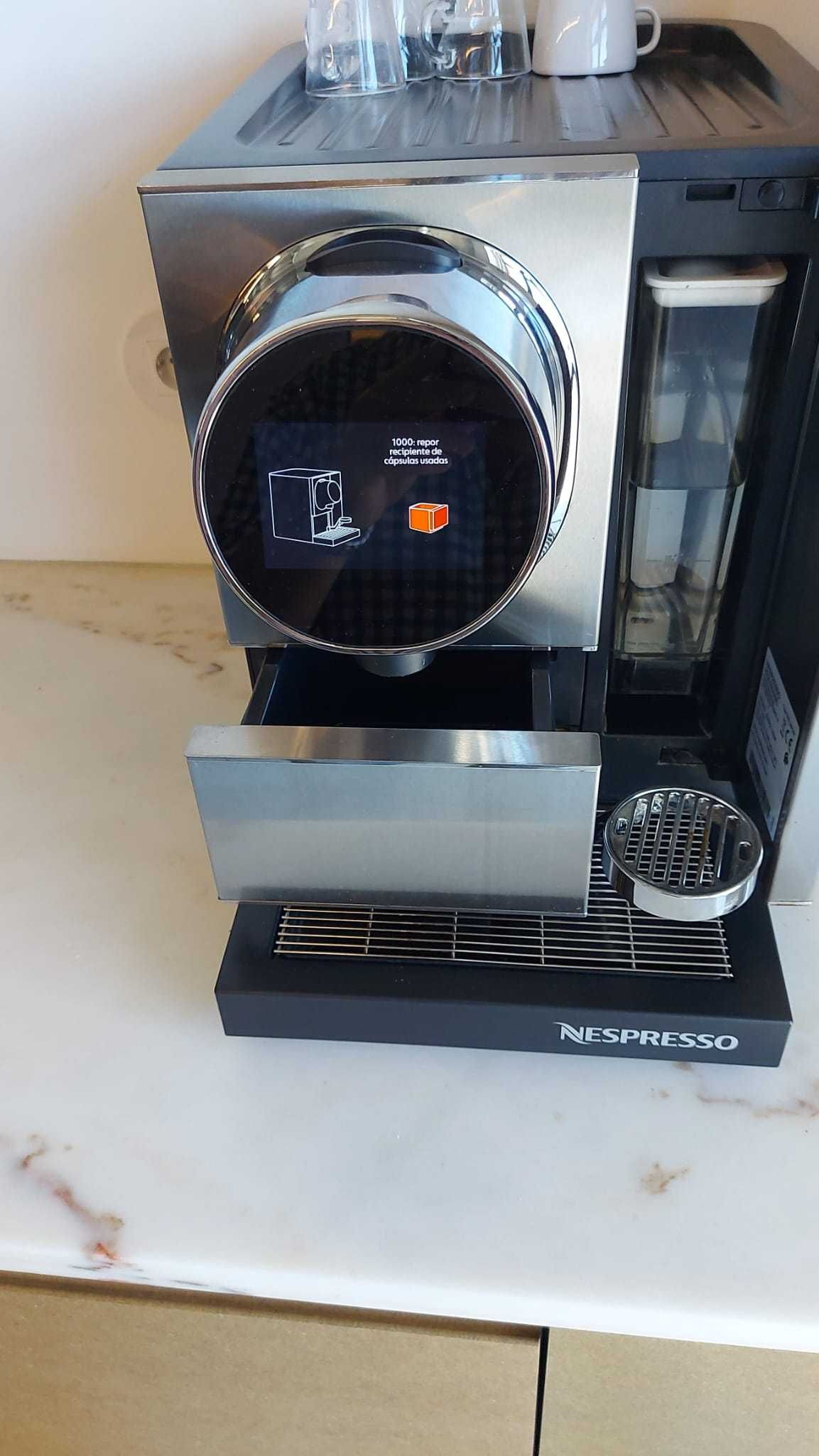 Maquina de café Nespresso Momento Single com expositor.