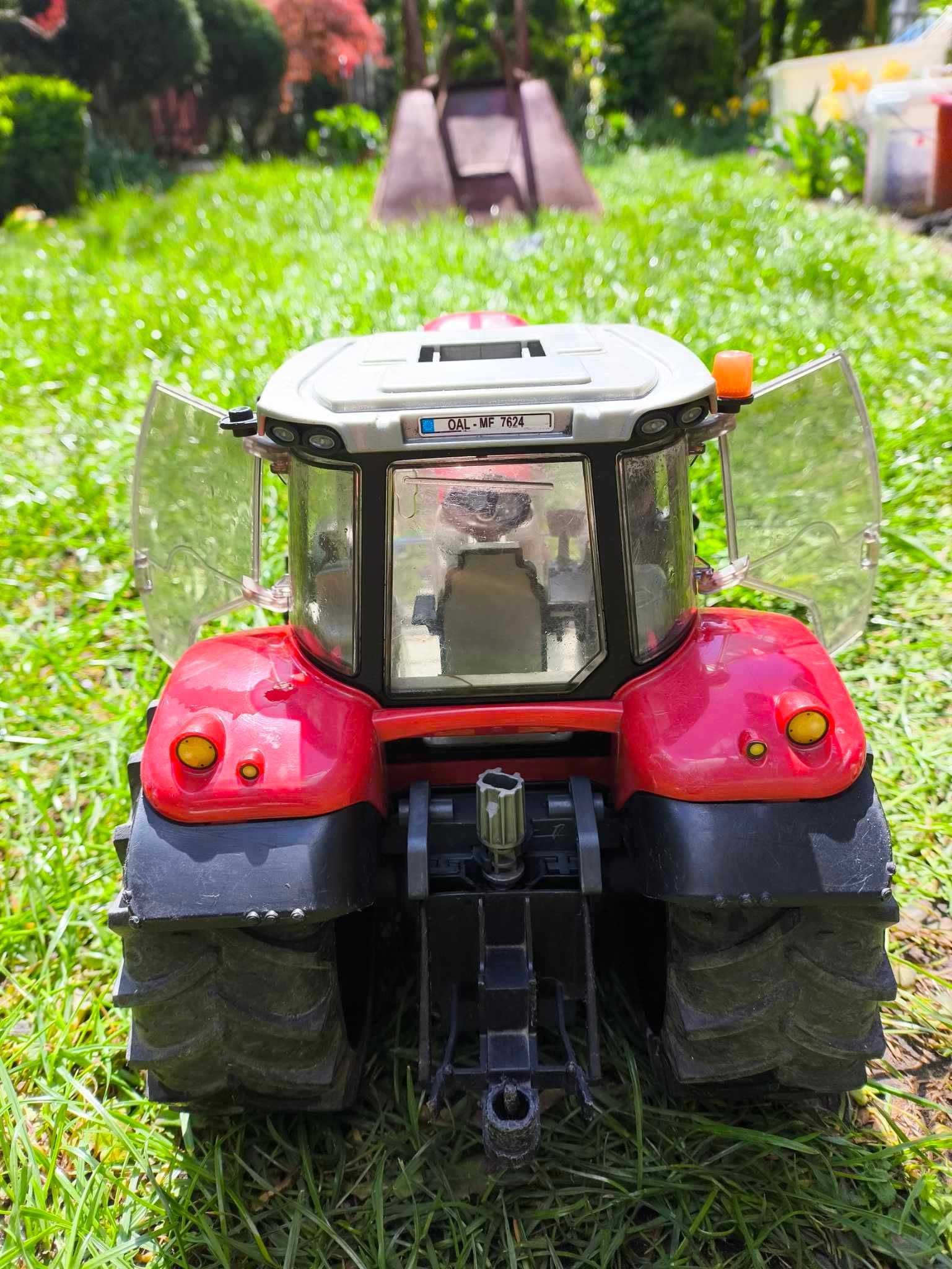 Traktor Massey Ferguson firmy bruder