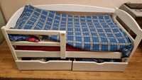 Дерев'яна кровать з матрасом для дитини