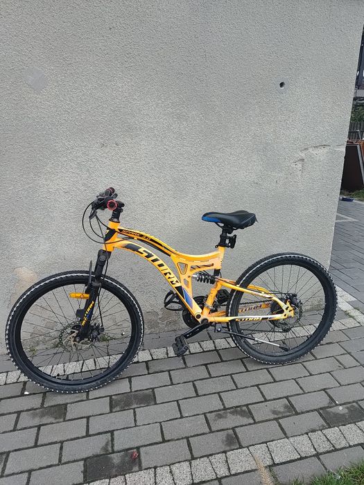 Rower góral pomarańczowy nazwa roweru Storm spark