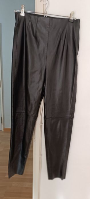 Calças pretas tamanho M. Marca Zara. Usadas uma vez.