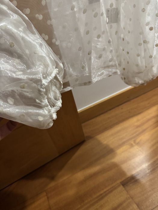 Camisa branca transparente com bolinhas