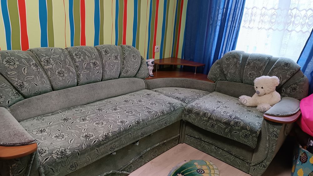 Вугловий кутовий диван з нішею для постільної білизни. Стан задовільни