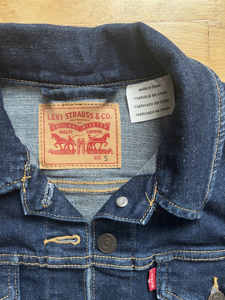 Жіноча джинсова куртка levis розмір S