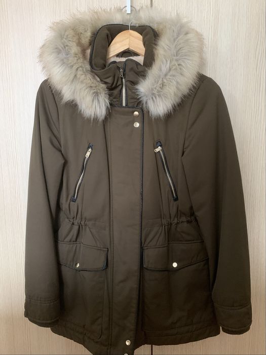 Casaco regular com pelo e capuz