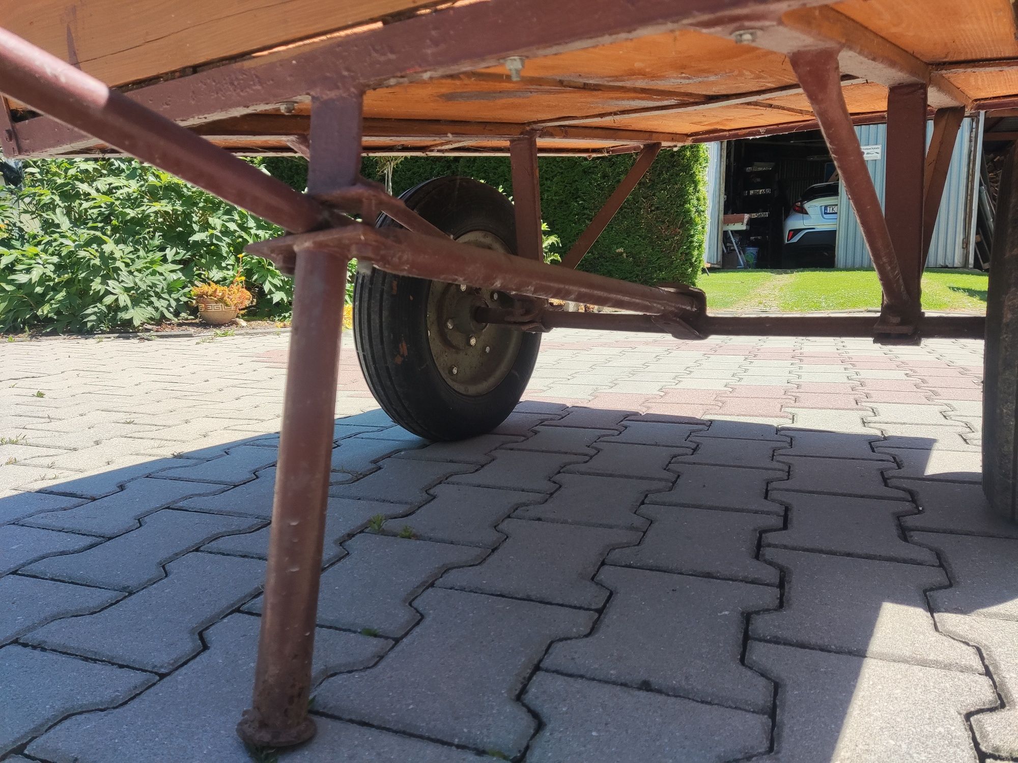 Wózek ogrodowy na kołach pompowanych