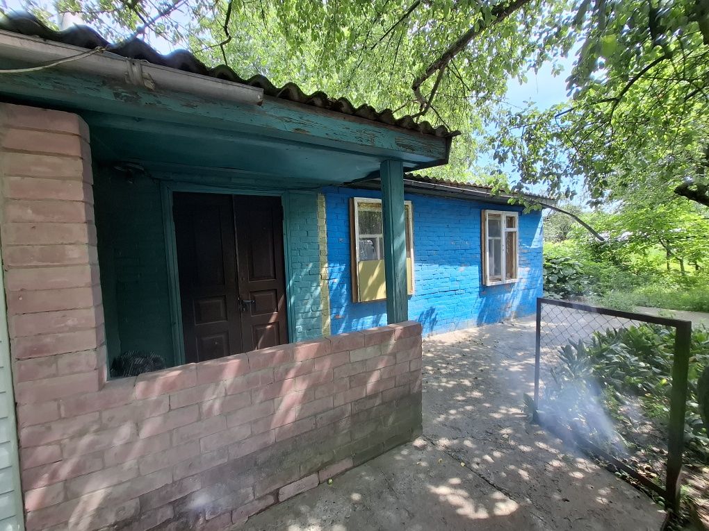 Пів будинку з присадибною ділянкою.