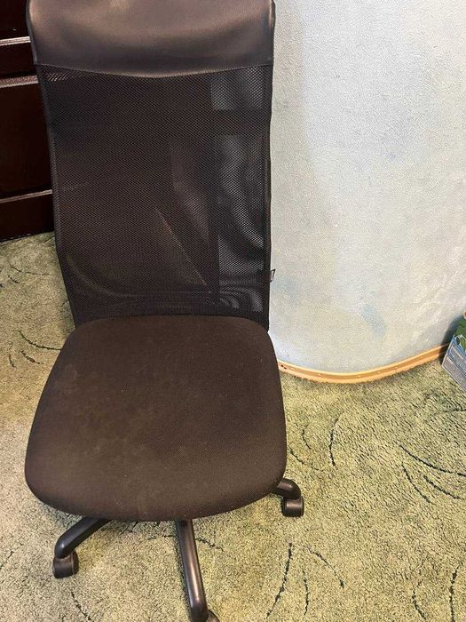 Стул чёрный, без подлокотников, на колесиках