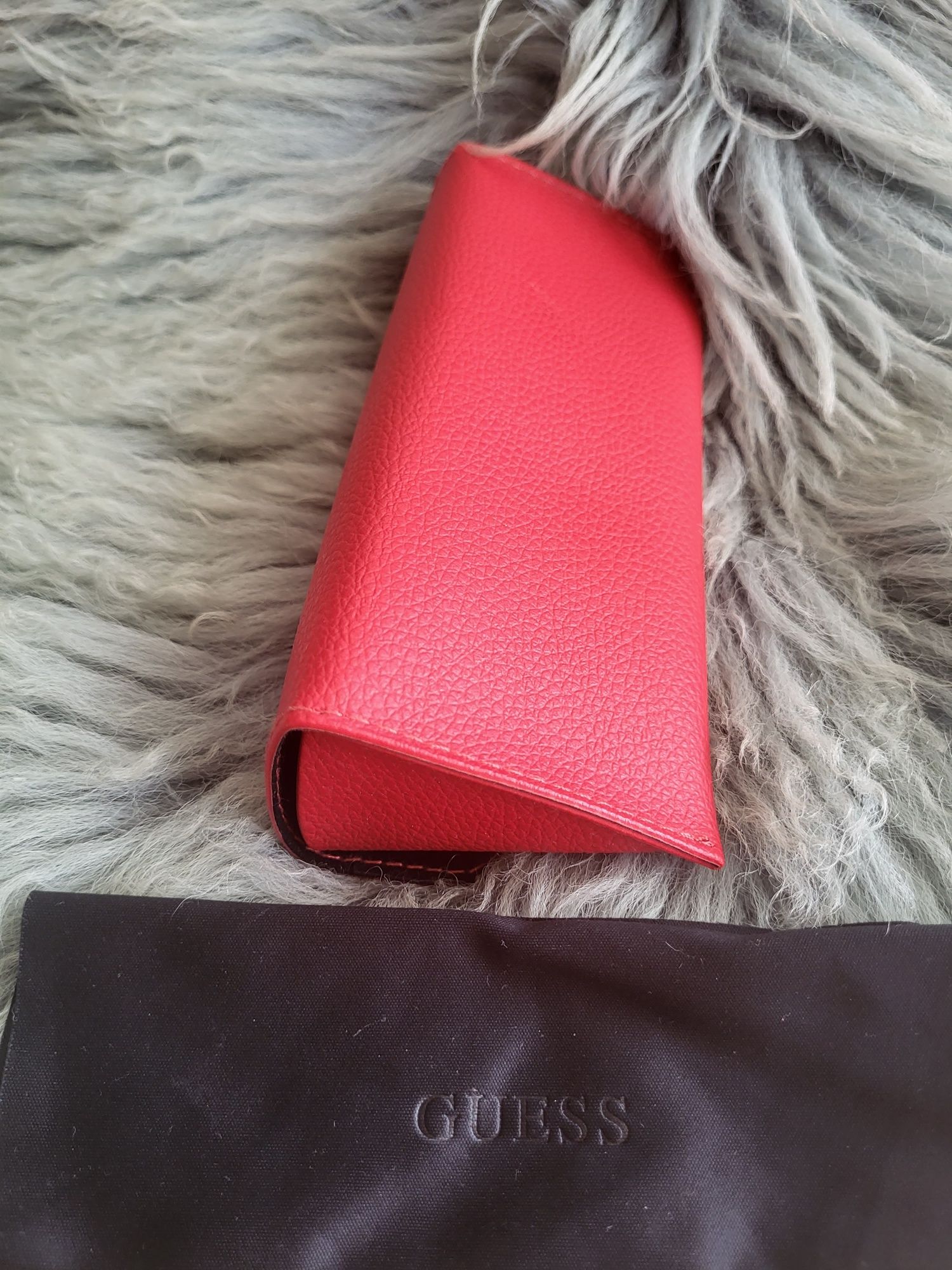 Etui na okulary Guess czerwone