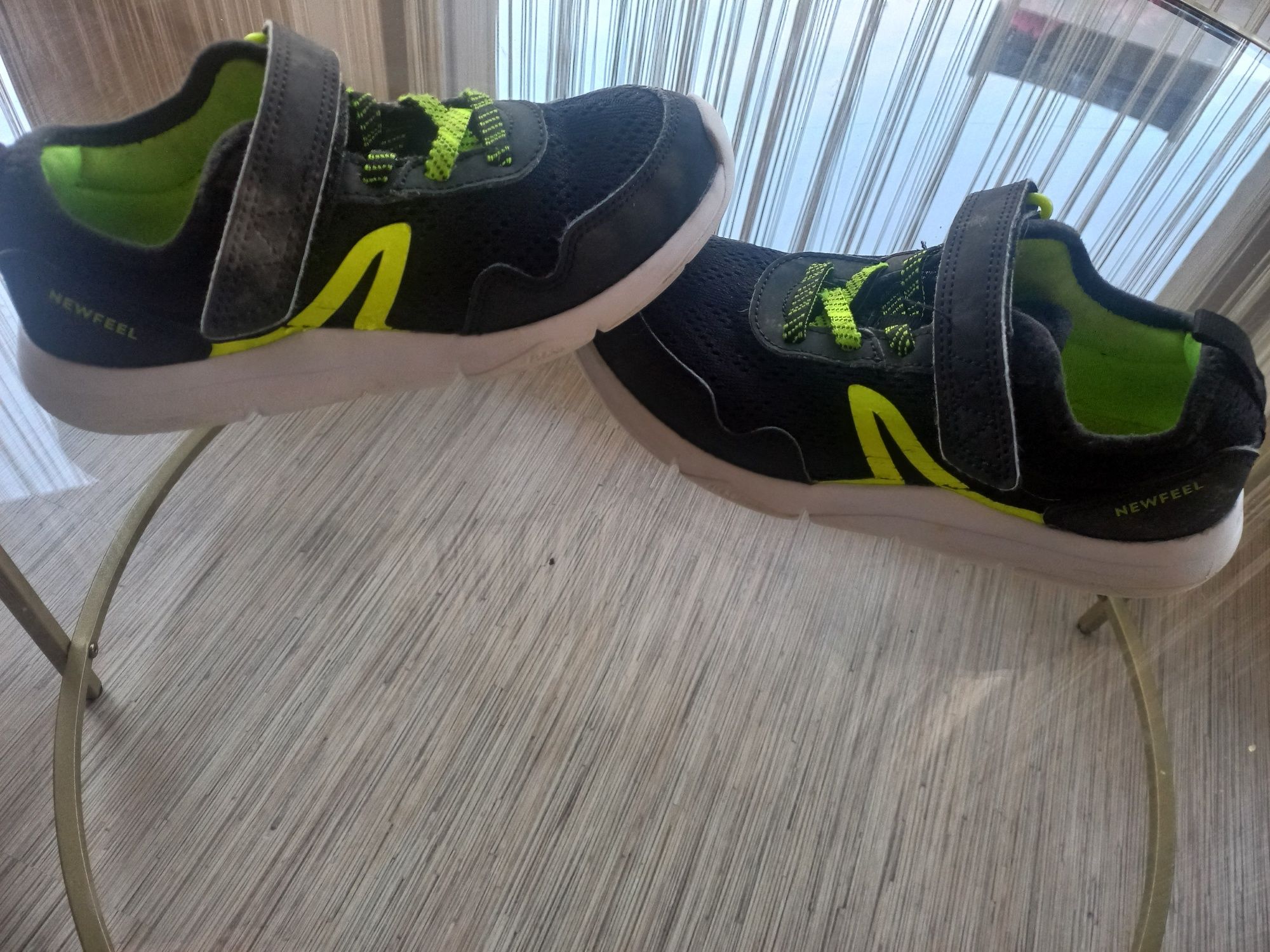 Buciki sportowe rozm 35 22 cm adidaski białą pideszwą buty chłopięce