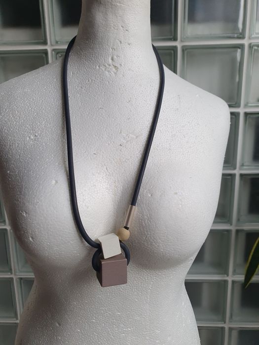 Długi naszyjnik na gumie