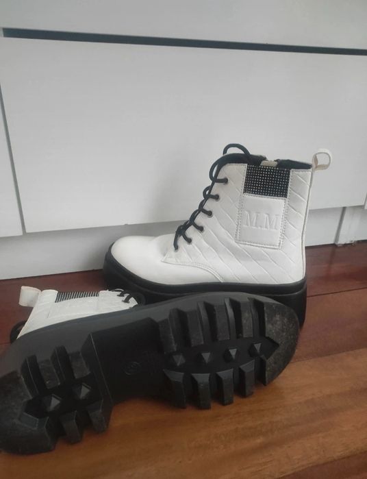 Botas brancas cano médio