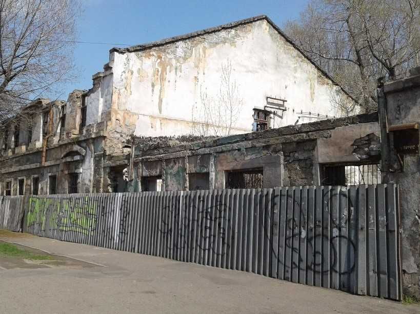 Продажа фасадного здания с территорией под развитие. код 338100