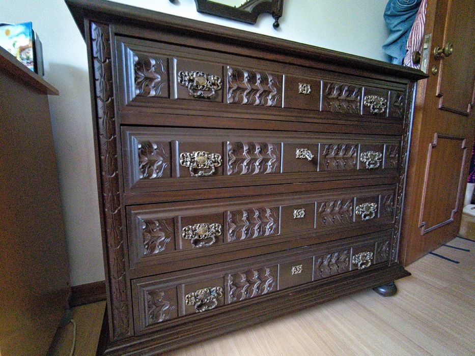 Vendo cómoda de quarto vintage de madeira escura trabalhada