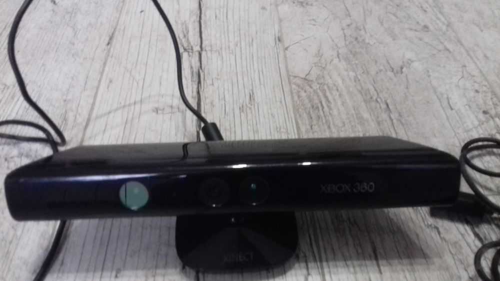 Xbox 360 z 13 grami 1 pad kinekt i wszystkie kable.