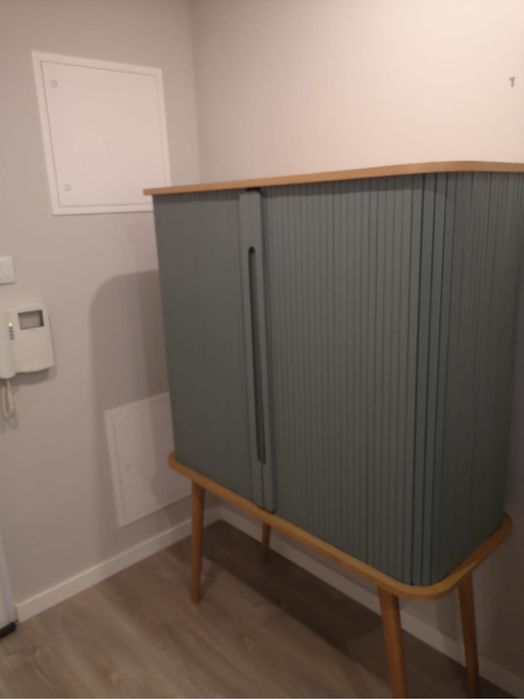 Aparador com portas de correr embuyidas