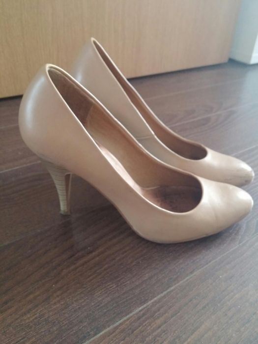 Buty beżowe Bata 36 szpilki