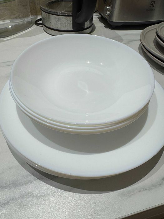 Conjunto de 4 Pratos Grandes e 4 Tigelas Brancas – Grátis