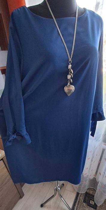 Świetna granatowa sukienka, prosta i elegancka