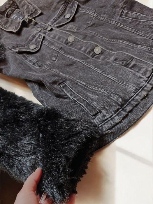 Jeansowa czarna katana damska Bershka kurtka z futrzanymi rękawami