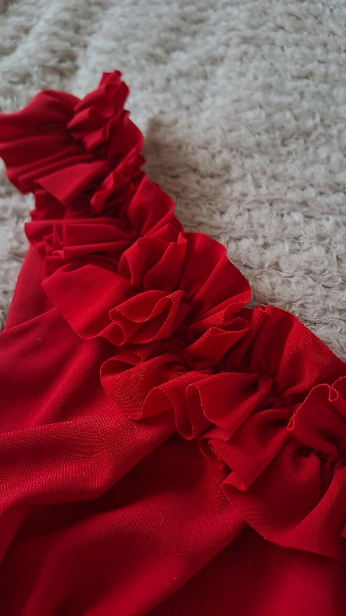 Czerwona wizytowa sukienka