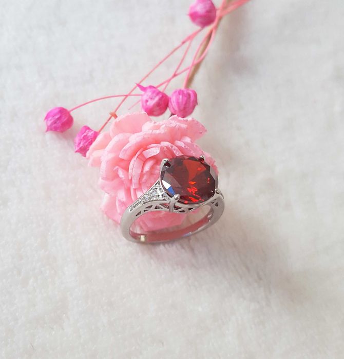 Nowy pierścionek srebrny kolor duże czerwone oczko kamień retro