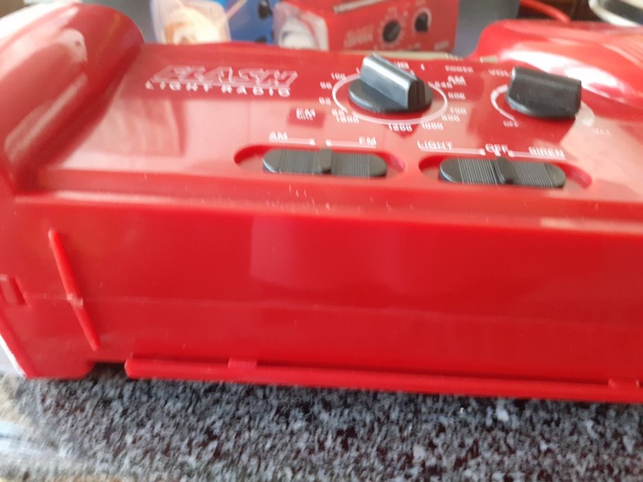 Lanterna a pilhas nova com pilhas incluídas