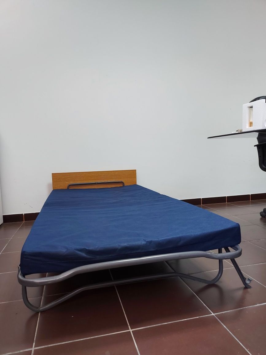 Cama com estrutura móvel em madeira