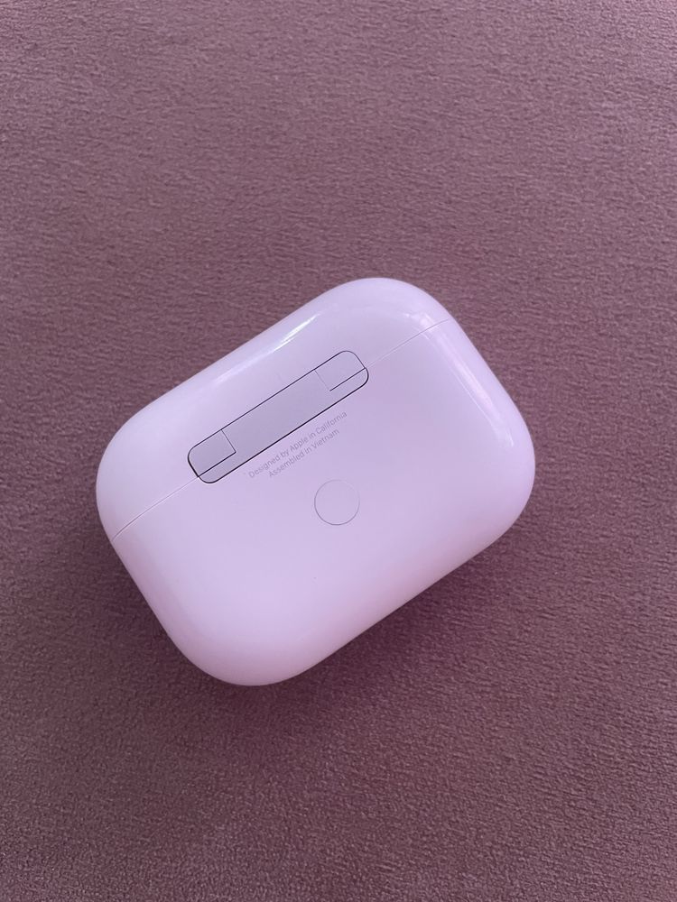 Apple AirPods Pro case Lightning [Оригінал]