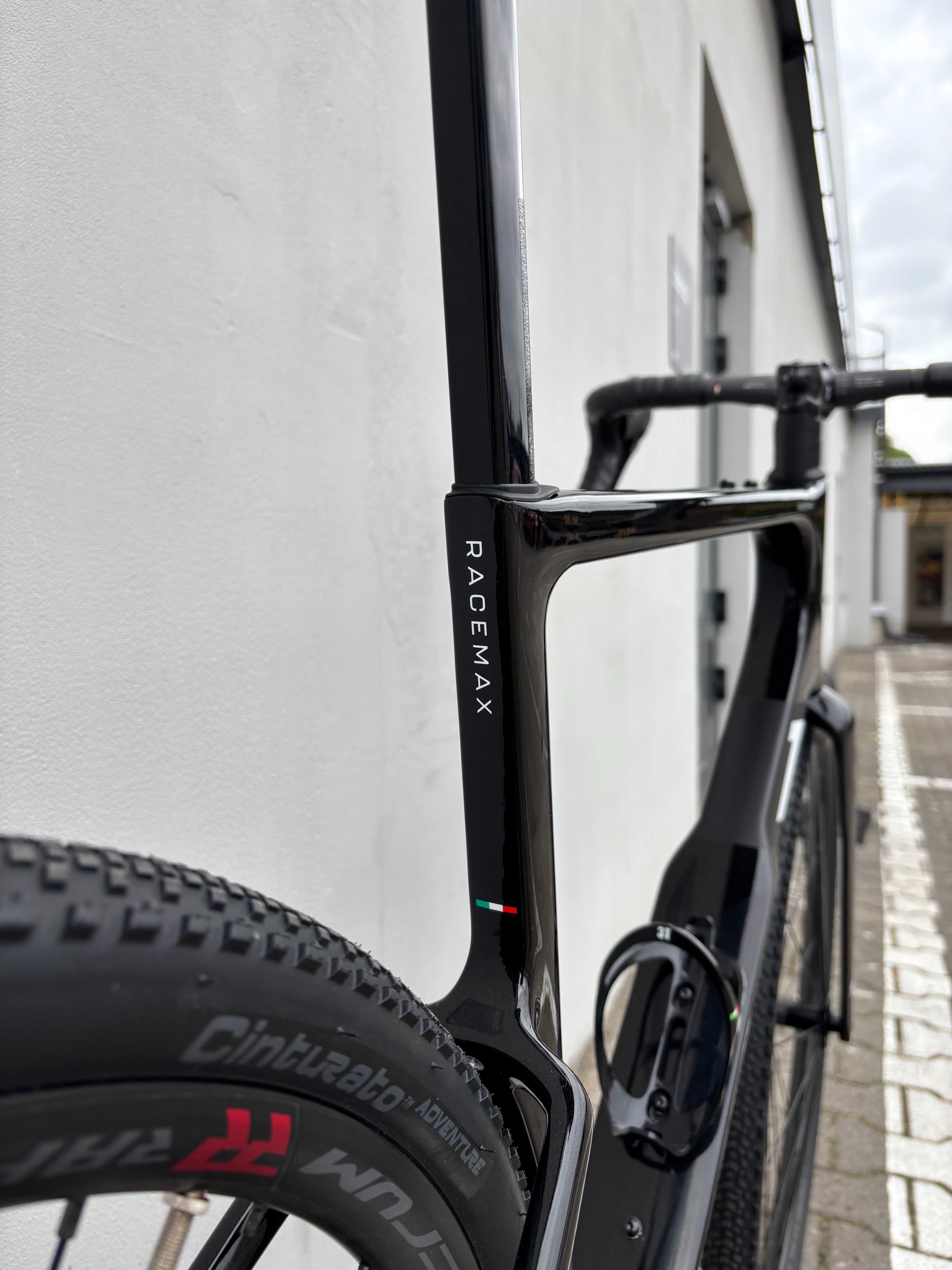 Gravel 3T Exploro Racemax Integrale Shimano GRX Di2, Sram Rival AXS.