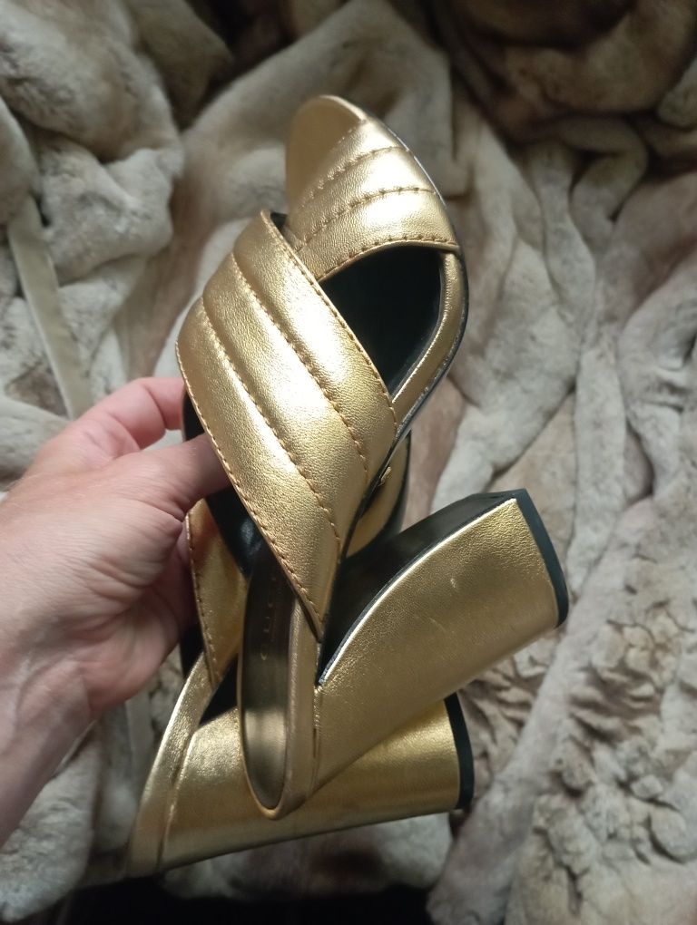 GUCCI Quilted Webby Mules Sandals in Metallic Gold  Оригинал