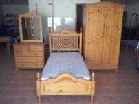Quarto de solteiro completo em pinho