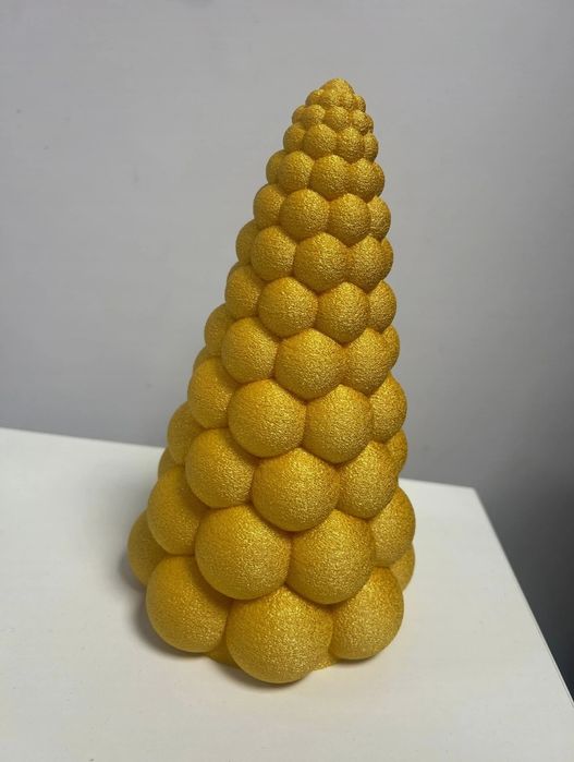 Stożkowa choinka o fakturze z kul