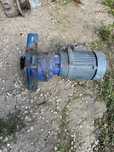 Motor trifasico com caixa redutora.
