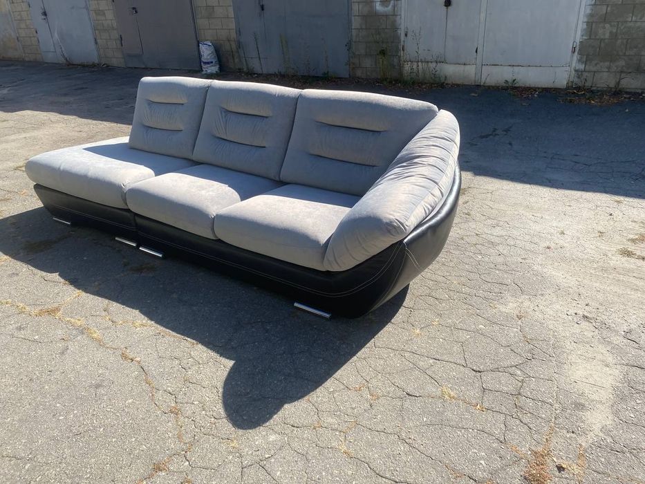 Прямий сучасний диван