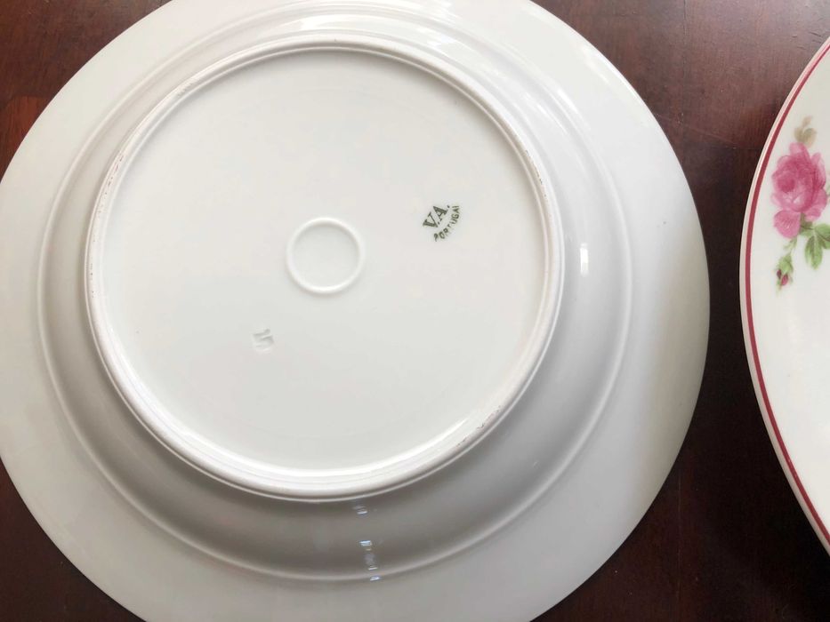 Serviço Vista Alegre rosas inicio sec XX pratos rasos, sopa e terrina