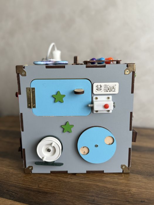 Бізікуб. Розвиваючі іграшки