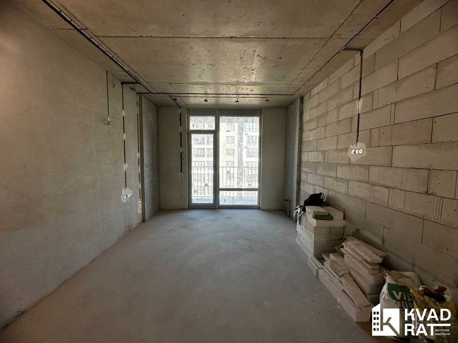 Здана двокімнатна квартира з чорновим ремонтом.