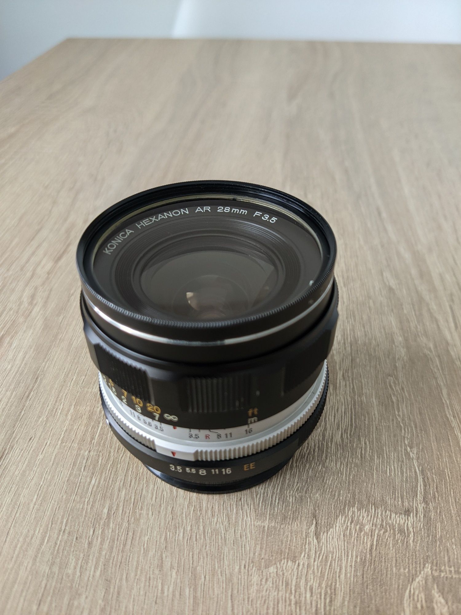 Konica Hexanon AR 28mm f/3.5 (7-el.) + adapter AR Sony E + osłona