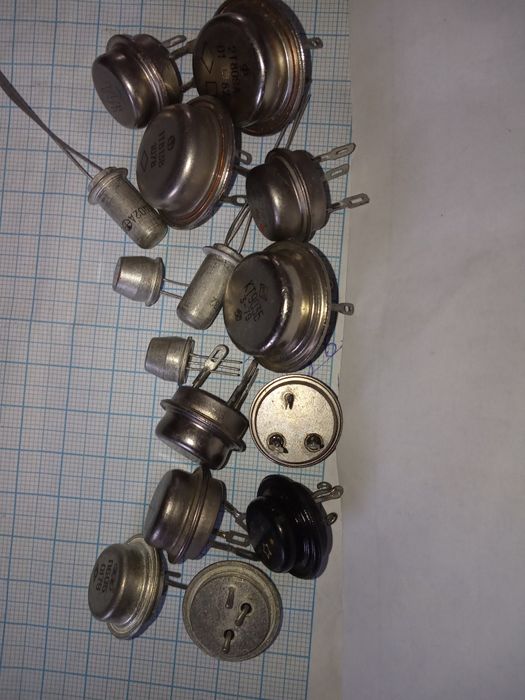 Транзистори різні.