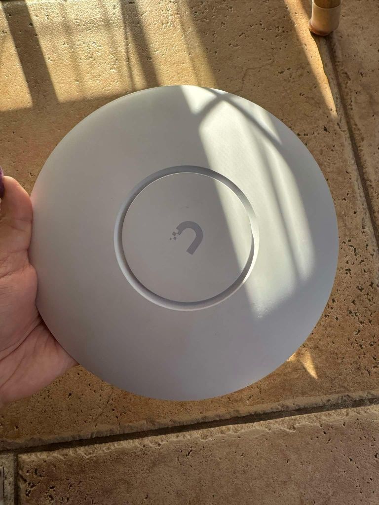 UniFi UAP-AC PRO  AccessPoint Ubiquiti 

Urządzenie jest tak jak na zd