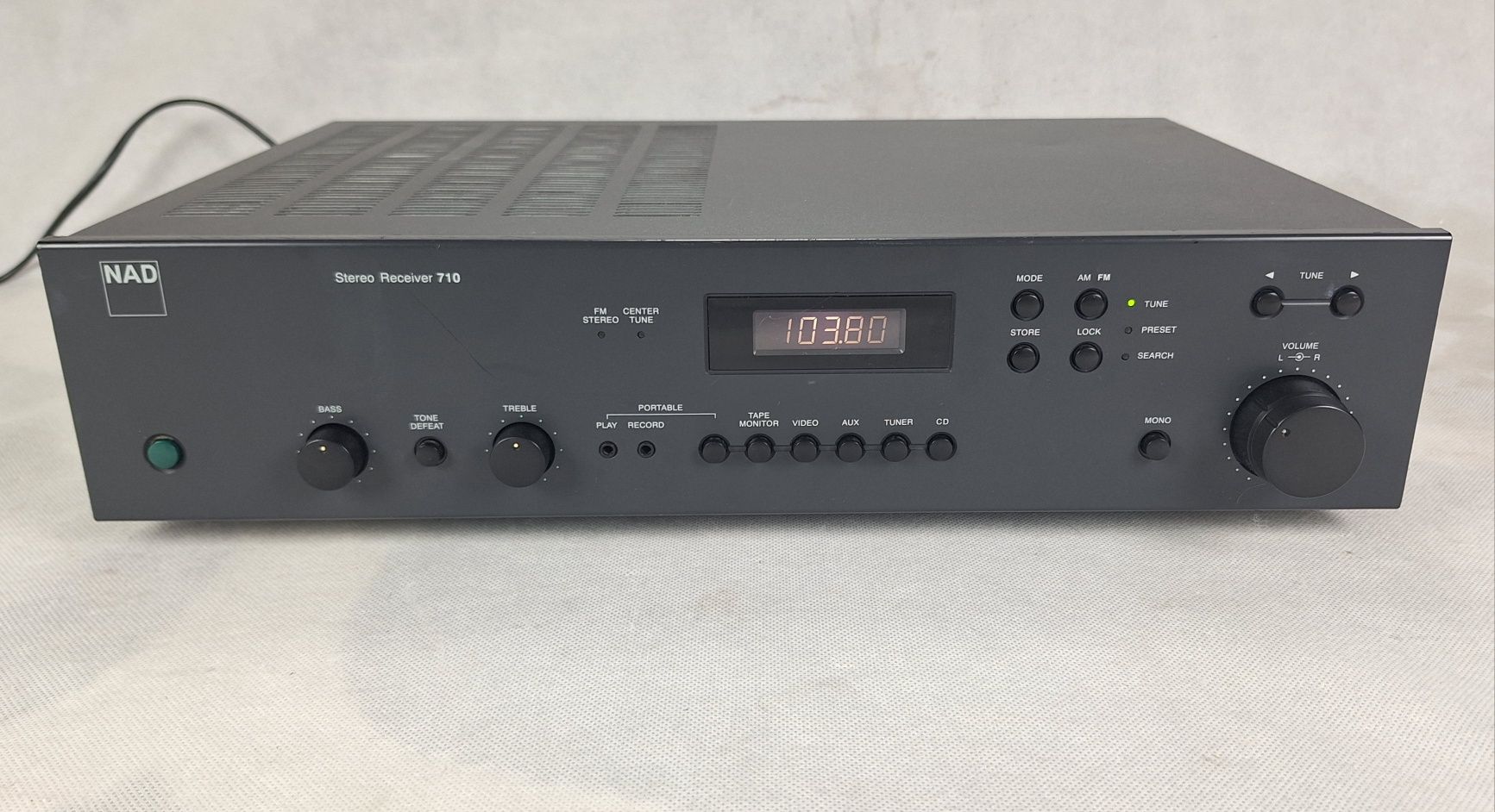 Amplituner stereo NAD 710