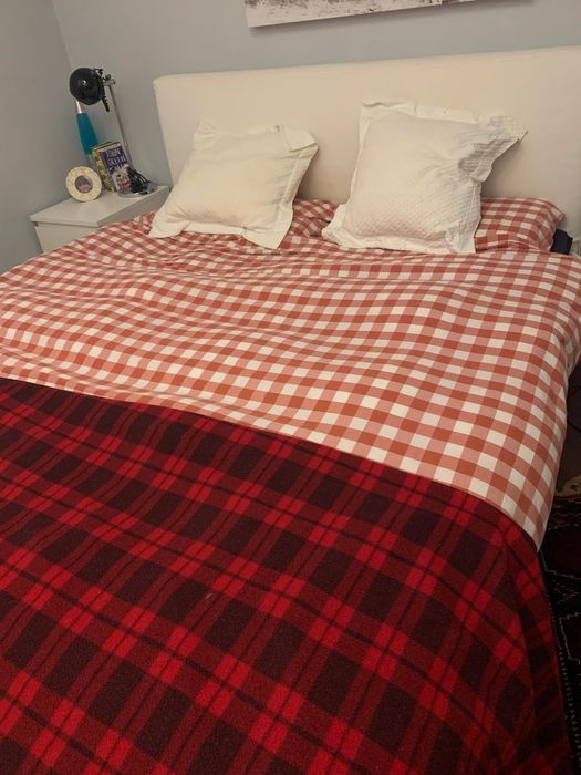 Cama dupla em ótimo estado com capa branca