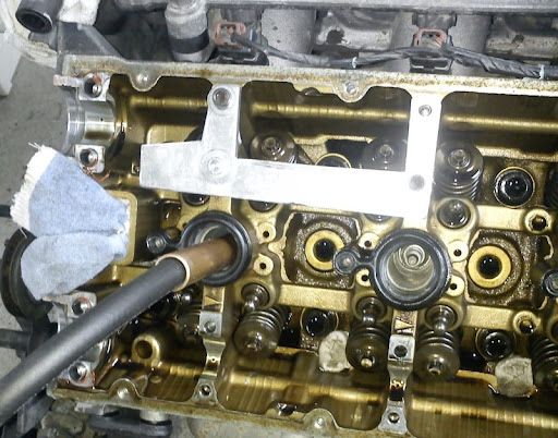 Wymiana uszczelniaczy zaworowych na samochodzie