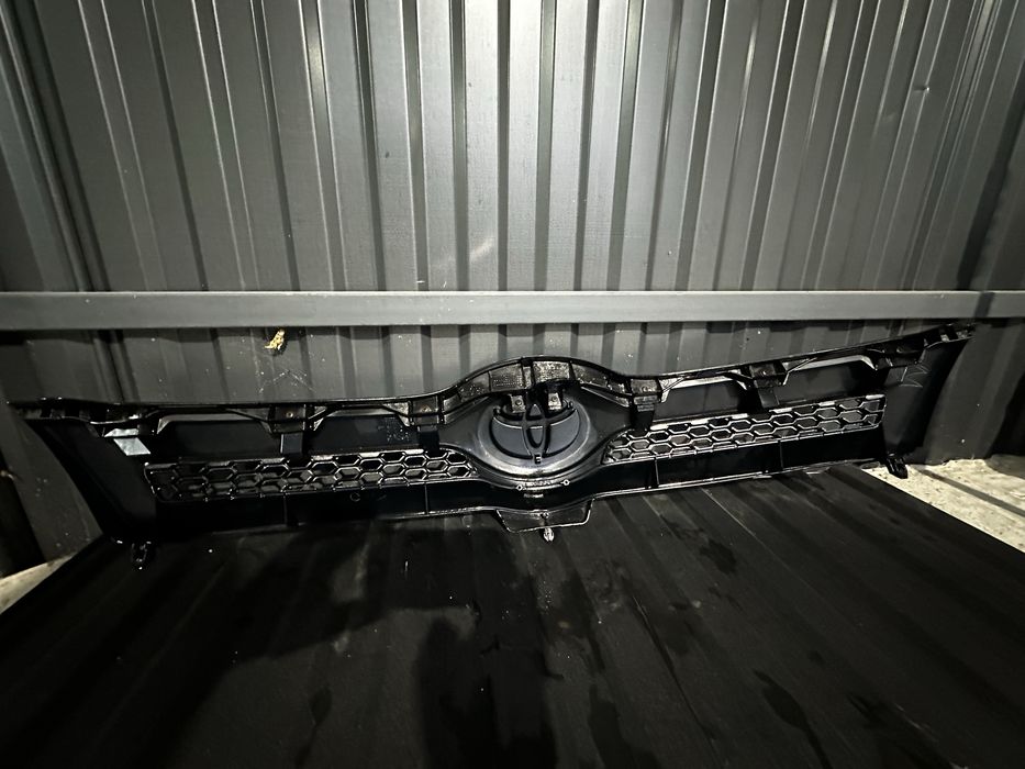 Решітка радіатора Toyota corolla verso корола версо