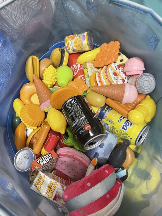 Saco com varias comidas de brincar