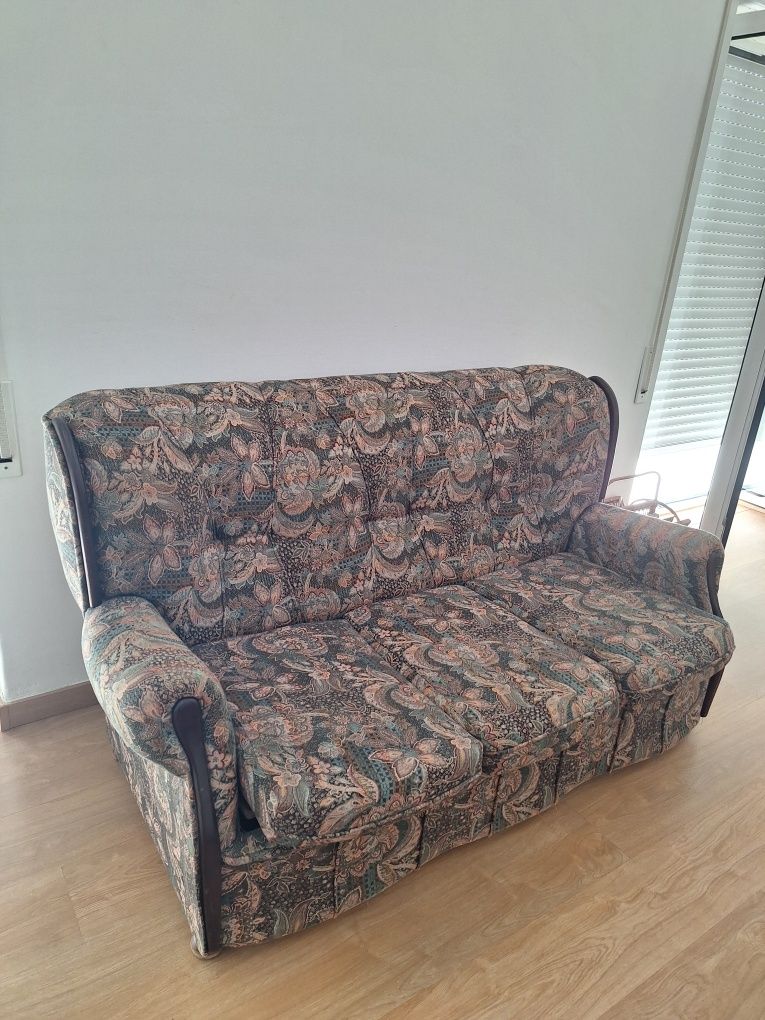 Sofá três lugares e cama