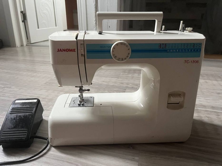 Швейна машинка Janome